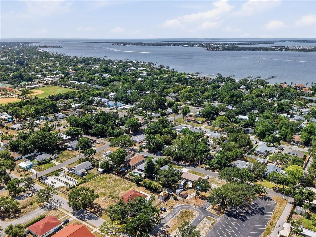 Image 43 of property listing at 3307 3RD AVENUE W, Bradenton, FL 34205