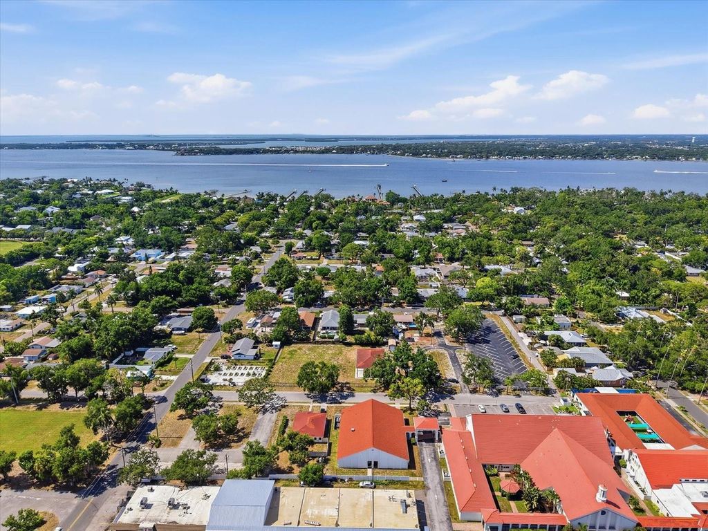 Image 44 of property listing at 3307 3RD AVENUE W, Bradenton, FL 34205