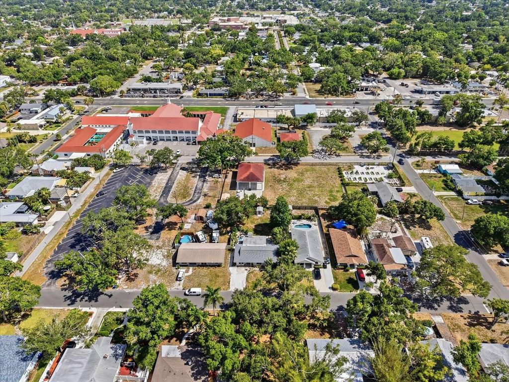 Image 46 of property listing at 3307 3RD AVENUE W, Bradenton, FL 34205