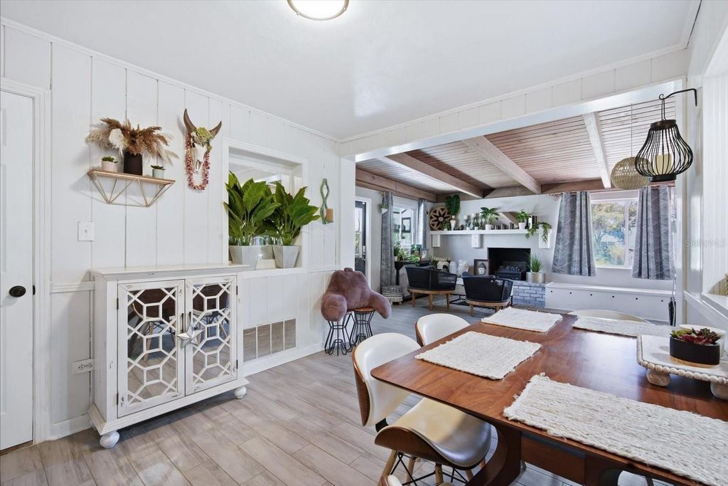 Image 6 of property listing at 3307 3RD AVENUE W, Bradenton, FL 34205