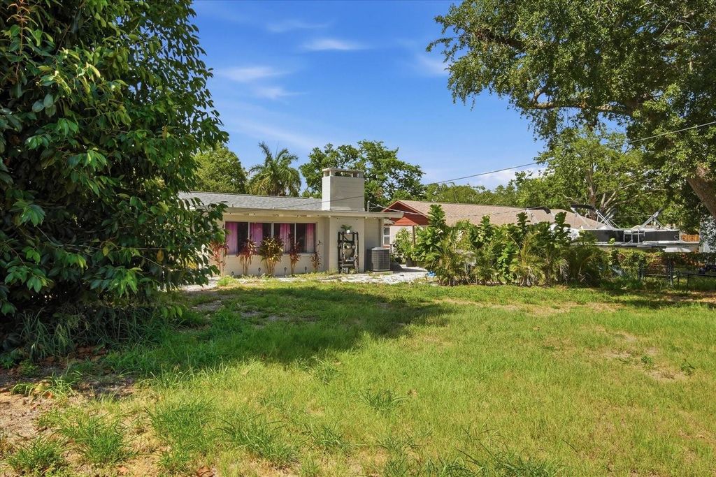 Image 8 of property listing at 3307 3RD AVENUE W, Bradenton, FL 34205