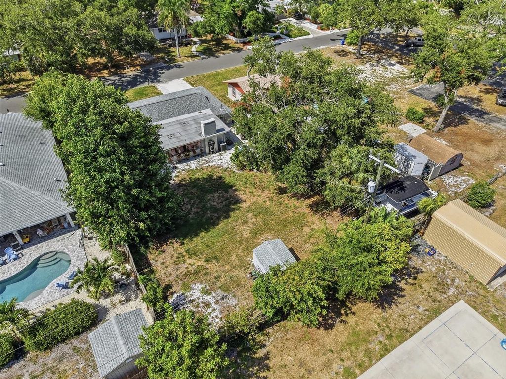 Image 9 of property listing at 3307 3RD AVENUE W, Bradenton, FL 34205