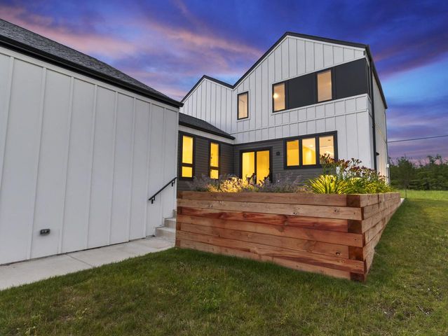 4192 E Lake Vista BOULEVARD, Oak Creek, WI 53154