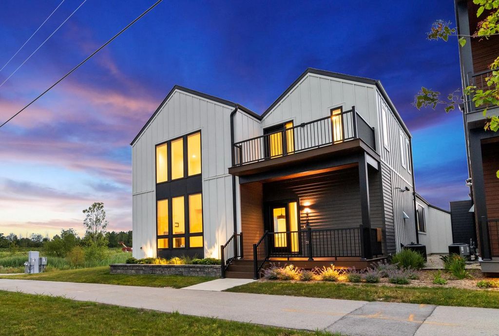 4192 E Lake Vista BOULEVARD, Oak Creek, WI 53154