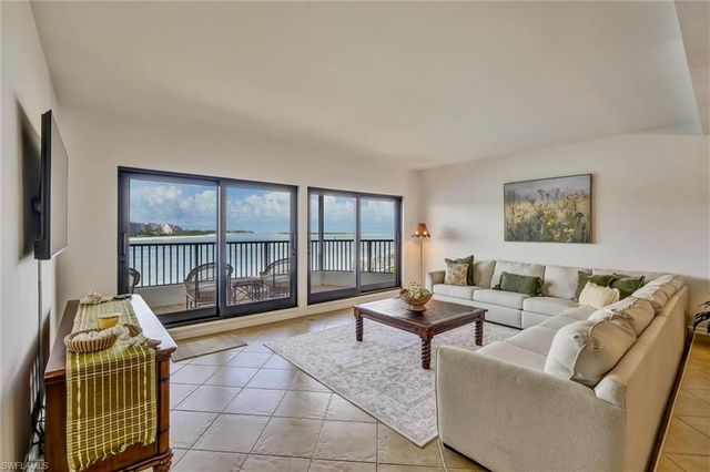 334 La Peninsula BLVD 334, Naples, FL 34113