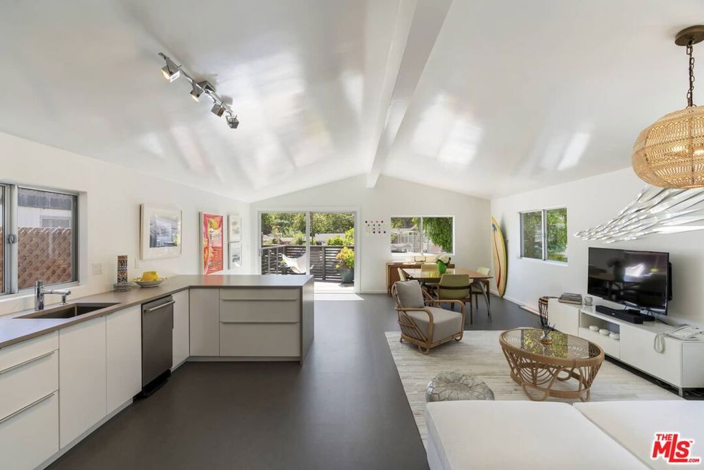 Image 10 of property listing at 29 Paradise Cove Road, Malibu, CA 90265