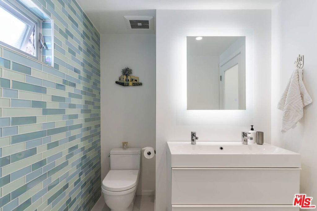 Image 13 of property listing at 29 Paradise Cove Road, Malibu, CA 90265