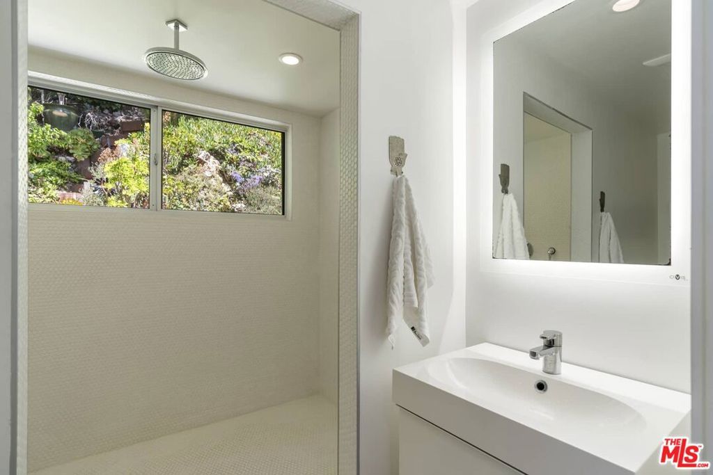 Image 16 of property listing at 29 Paradise Cove Road, Malibu, CA 90265