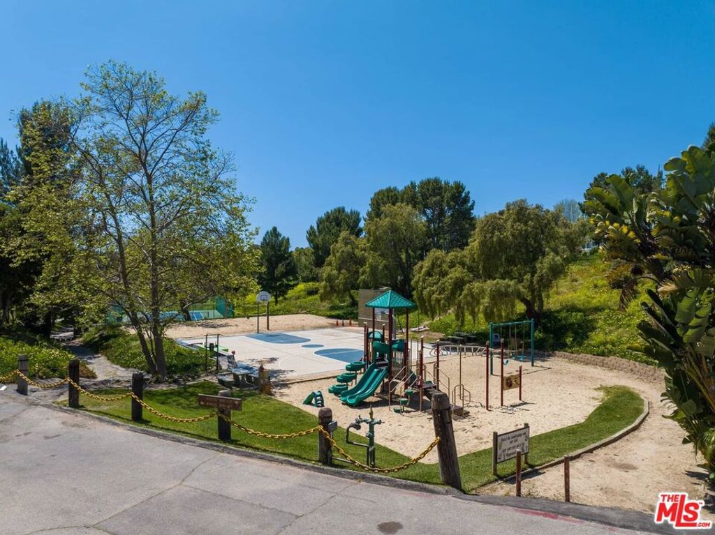 Image 28 of property listing at 29 Paradise Cove Road, Malibu, CA 90265