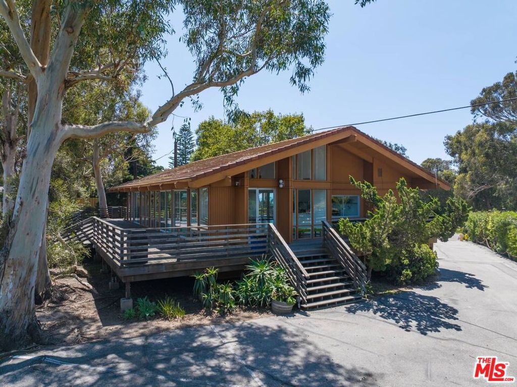 Image 31 of property listing at 29 Paradise Cove Road, Malibu, CA 90265