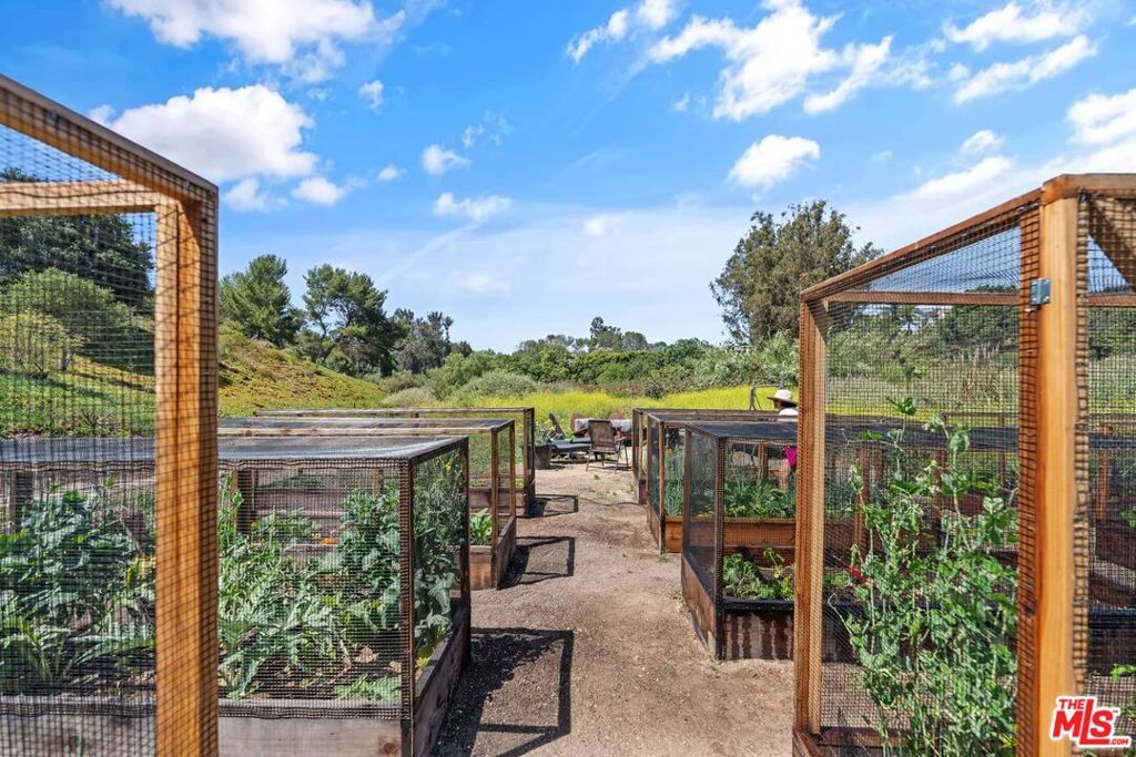 Image 33 of property listing at 29 Paradise Cove Road, Malibu, CA 90265