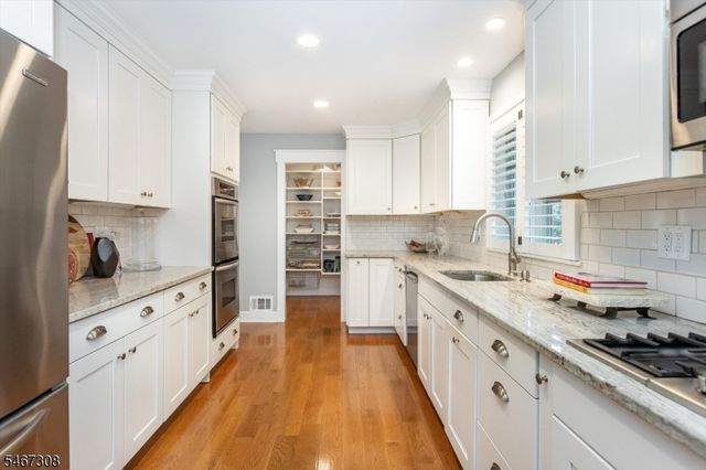 4 Walton Ln, Livingston Twp., NJ 07039