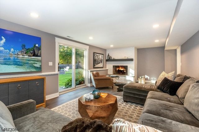 4 Walton Ln, Livingston Twp., NJ 07039
