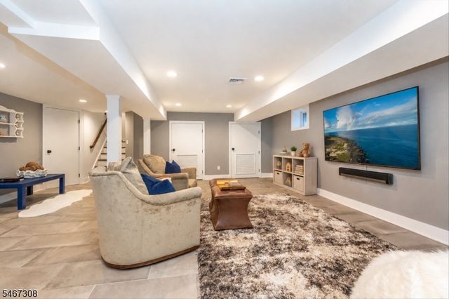 4 Walton Ln, Livingston Twp., NJ 07039