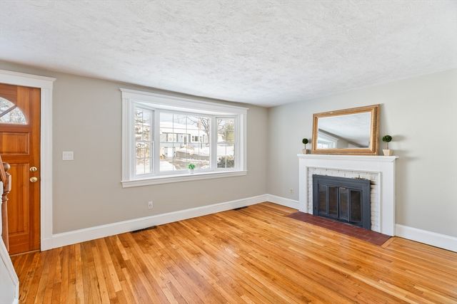 9 Pearl St, Walpole, MA 02081