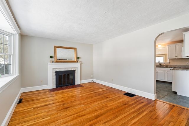 9 Pearl St, Walpole, MA 02081