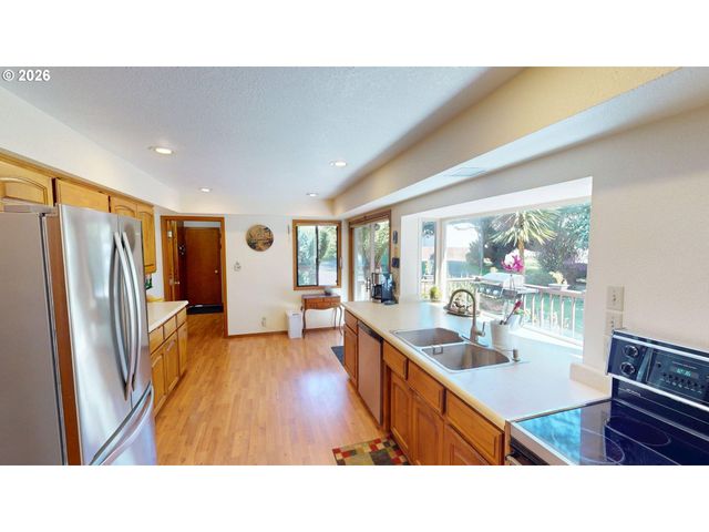 925 7TH St, Brookings, OR 97415