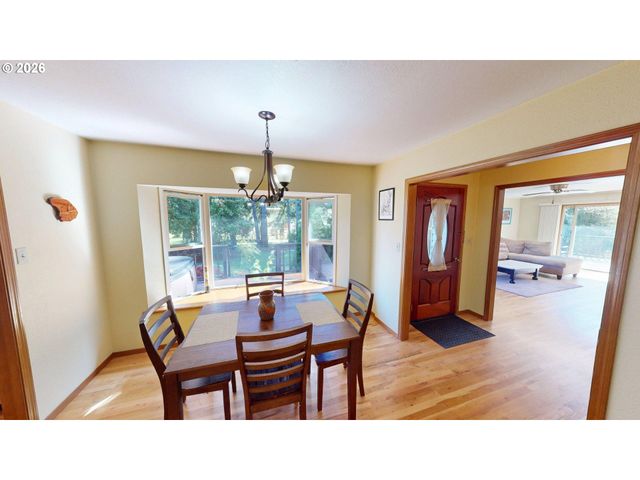 925 7TH St, Brookings, OR 97415