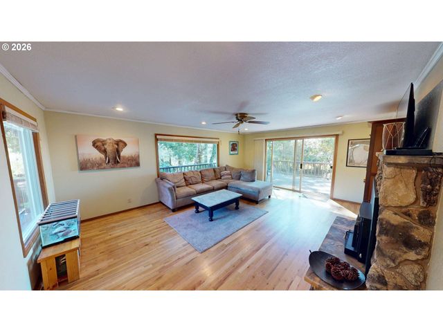 925 7TH St, Brookings, OR 97415