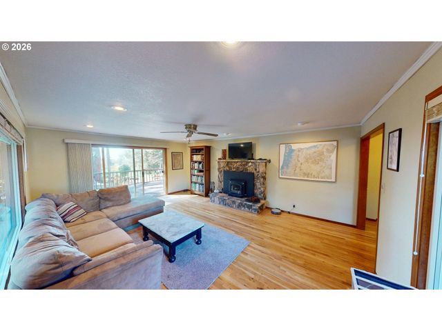 925 7TH St, Brookings, OR 97415