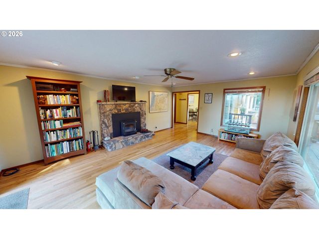 925 7TH St, Brookings, OR 97415
