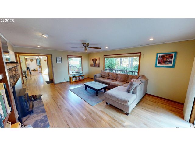 925 7TH St, Brookings, OR 97415