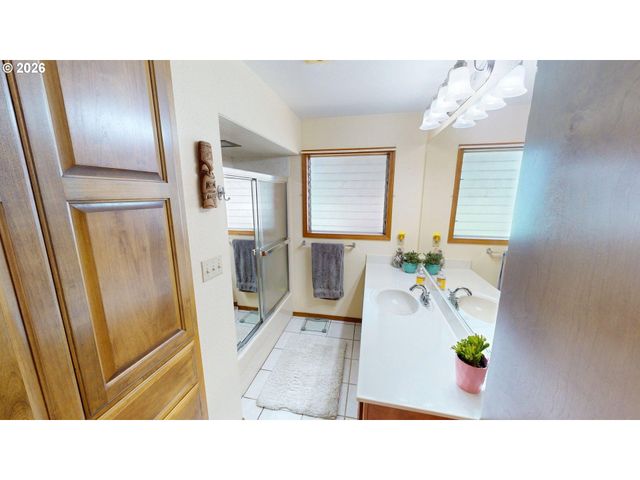925 7TH St, Brookings, OR 97415