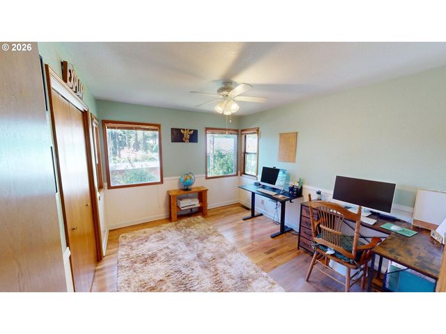 925 7TH St, Brookings, OR 97415