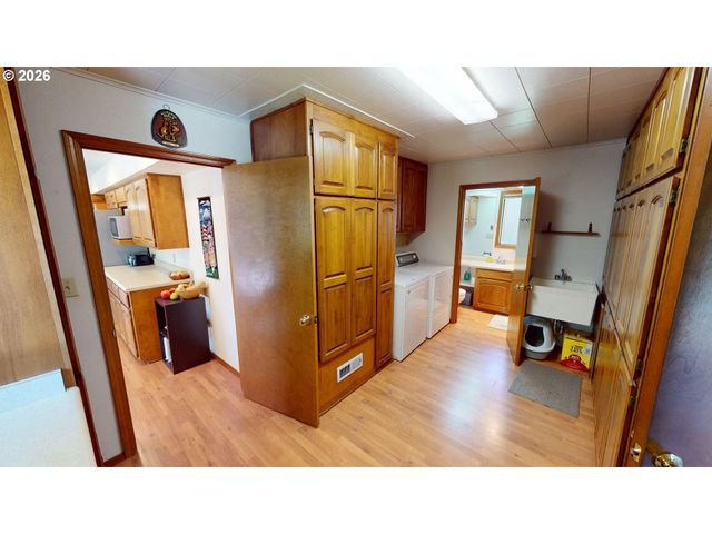 925 7TH St, Brookings, OR 97415