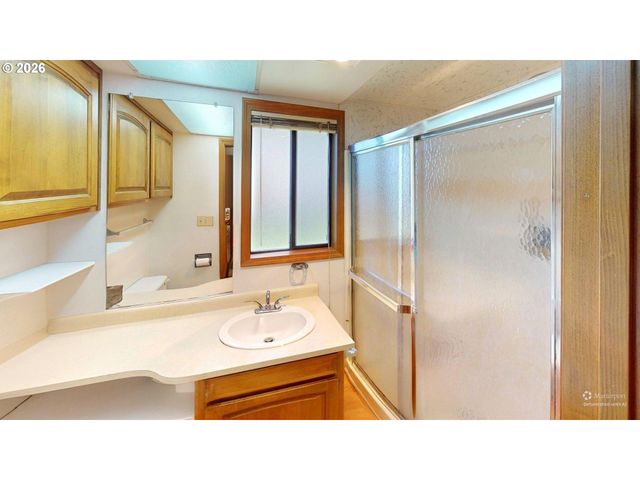 925 7TH St, Brookings, OR 97415