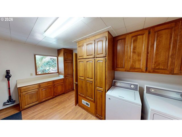 925 7TH St, Brookings, OR 97415