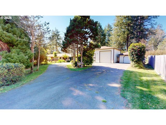 925 7TH St, Brookings, OR 97415
