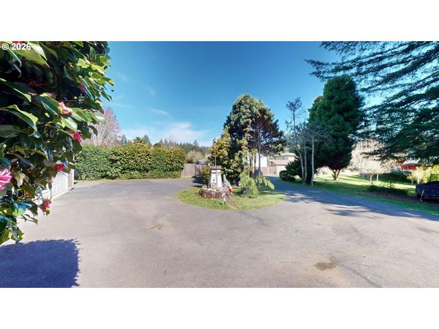 925 7TH St, Brookings, OR 97415