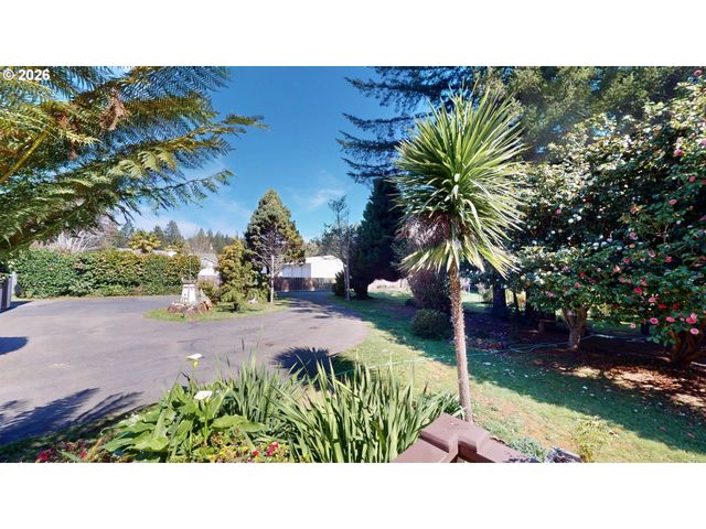 925 7TH St, Brookings, OR 97415