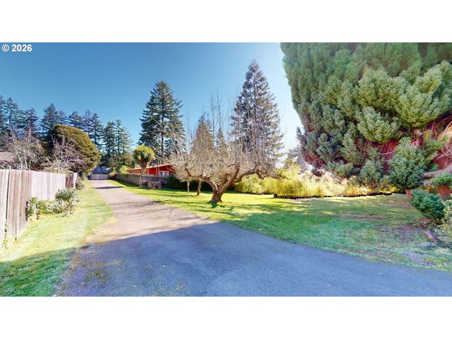 925 7TH St, Brookings, OR 97415