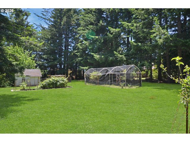 925 7TH St, Brookings, OR 97415
