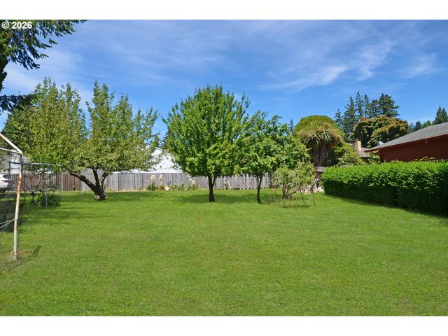 925 7TH St, Brookings, OR 97415