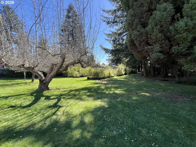 925 7TH St, Brookings, OR 97415