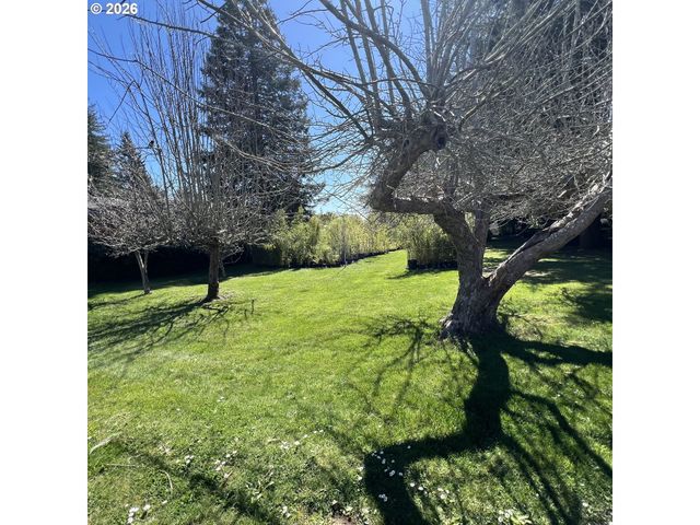 925 7TH St, Brookings, OR 97415