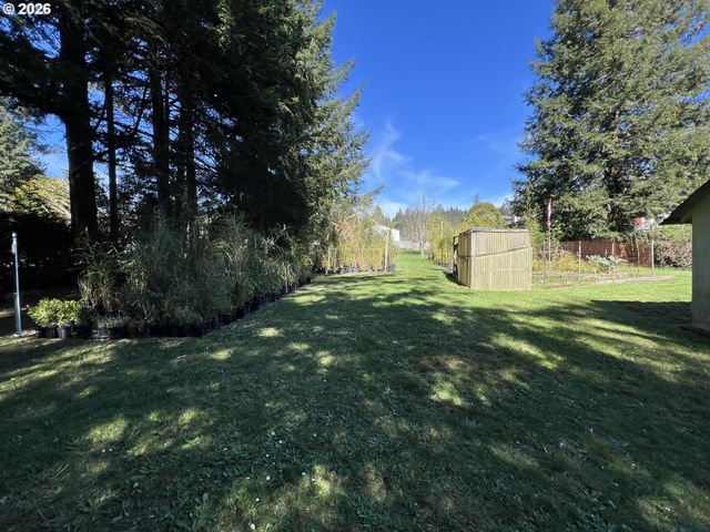 925 7TH St, Brookings, OR 97415