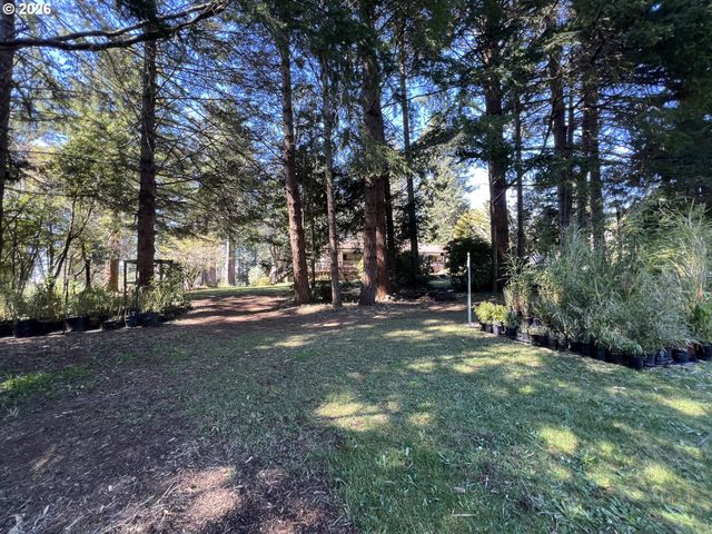 925 7TH St, Brookings, OR 97415