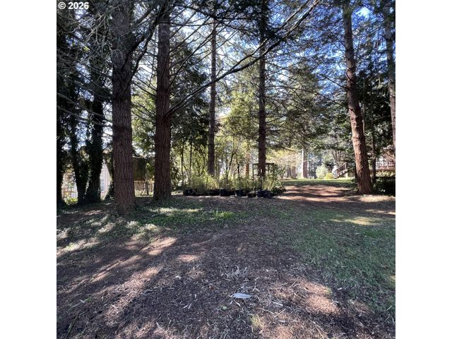 925 7TH St, Brookings, OR 97415
