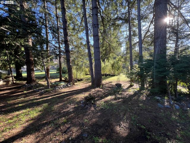 925 7TH St, Brookings, OR 97415