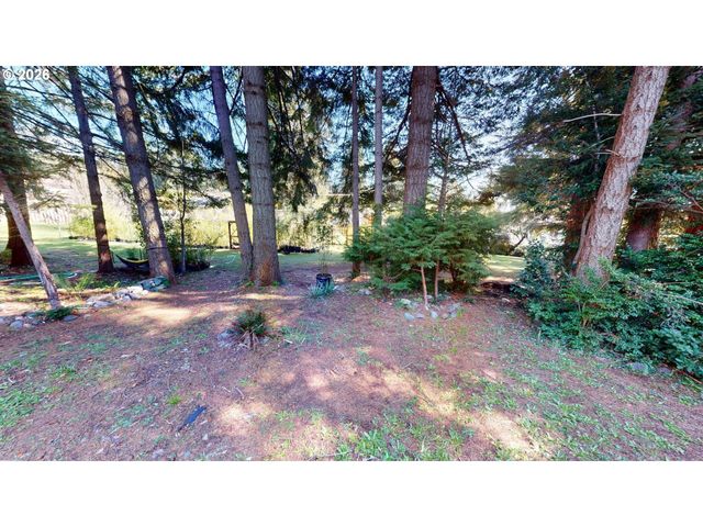 925 7TH St, Brookings, OR 97415