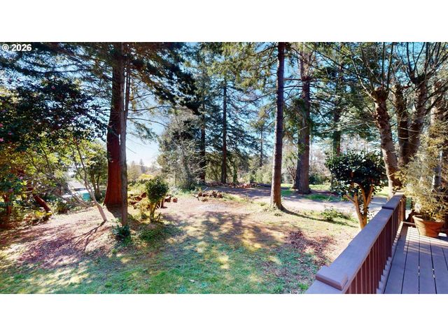 925 7TH St, Brookings, OR 97415