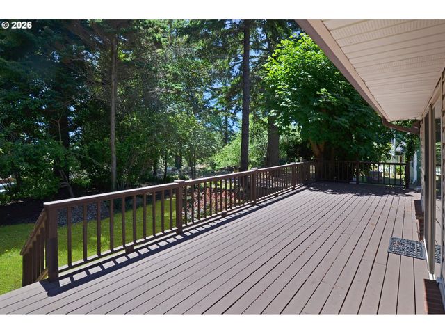 925 7TH St, Brookings, OR 97415