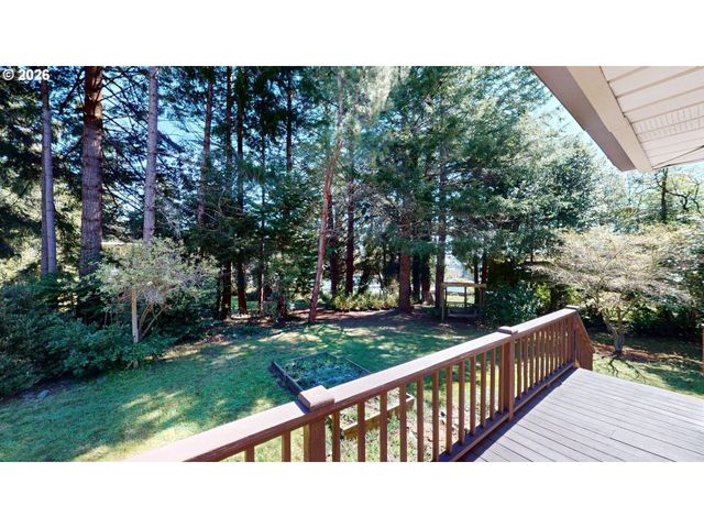 925 7TH St, Brookings, OR 97415