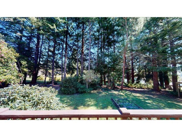 925 7TH St, Brookings, OR 97415