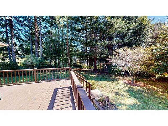 925 7TH St, Brookings, OR 97415