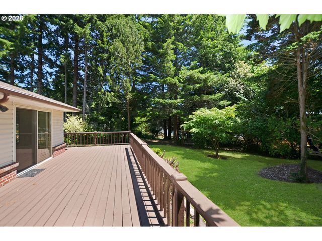 925 7TH St, Brookings, OR 97415